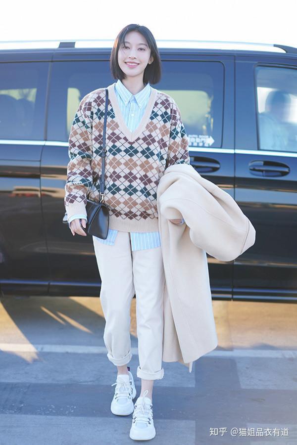 蔡文静终于高调一次伸出双剪刀手卖萌杨柳腰真抢眼