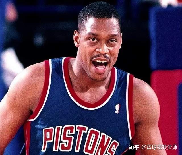 在活塞时,马洪是队内出色的中锋,也是队内的打手,当兰比尔挑