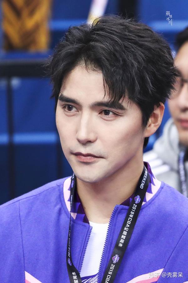 一个双眼皮都和眼尾一样上挑的男人