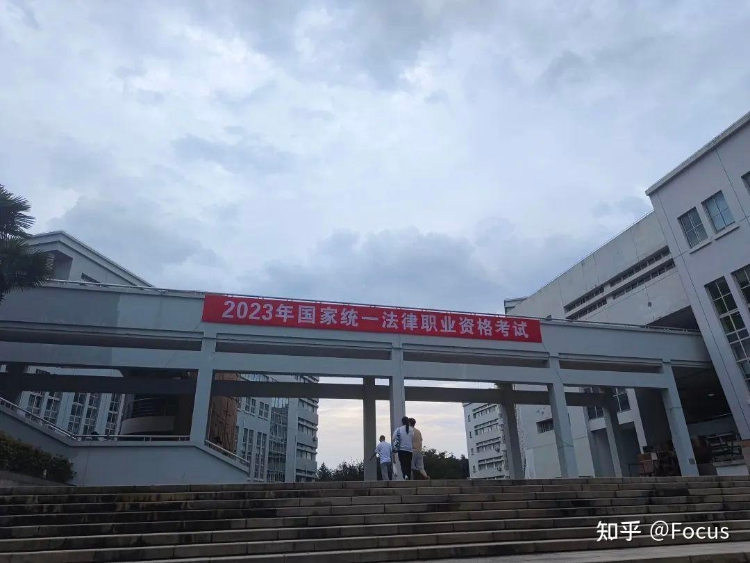 法考过了，年薪百万？放屁！ - 知乎
