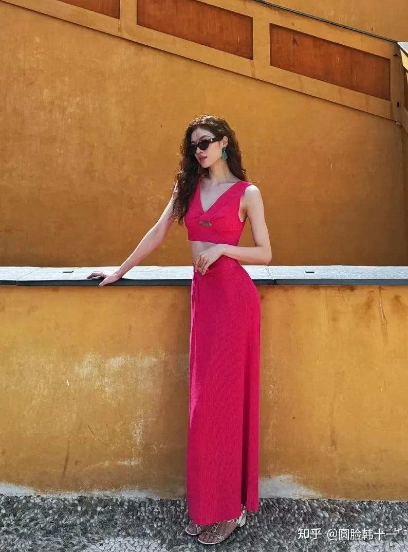 芭比粉法式吊带背心 沙滩法式开叉半裙来自童话世界的色彩,皮肤白皙的