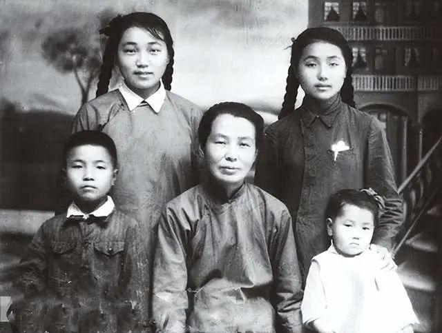 心力供养的四个孩子,基本上也都成了才,长子陈长琦为合肥工业大学教授