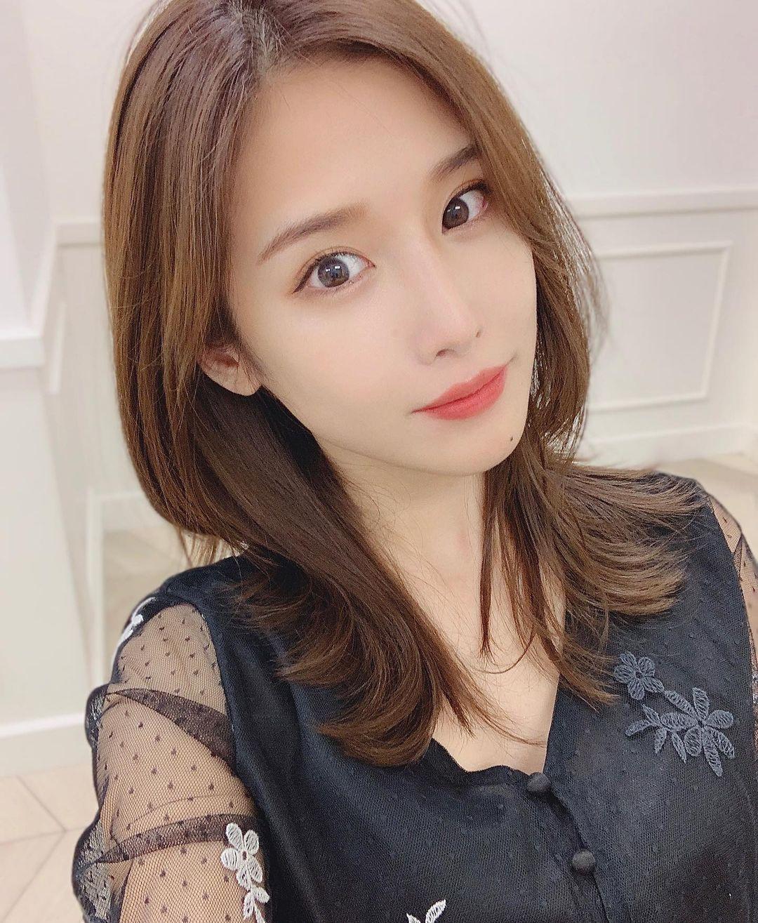 甜美小清新精致面容宛如真人洋娃娃温柔气质更是散发浓浓女友感