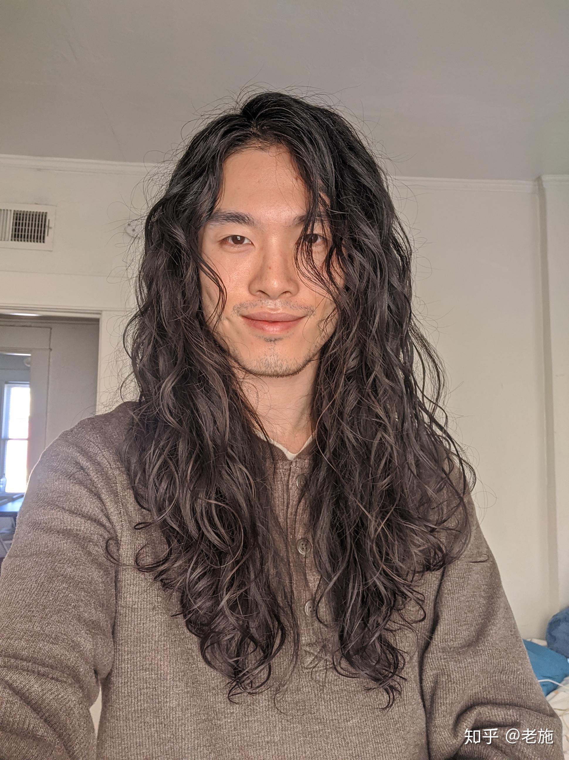 自来卷的小伙子适合留什么发型