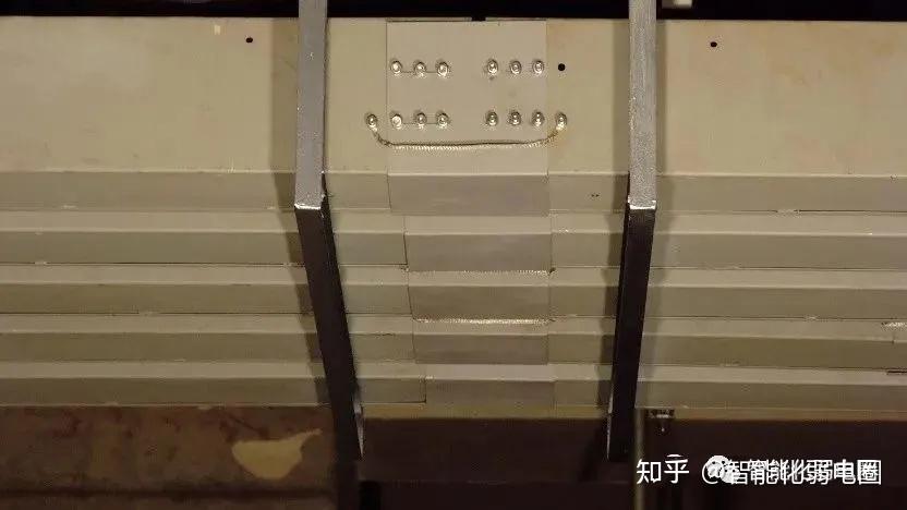 1, 金属梯架,托盘或槽盒本体之间的连接应牢固可靠,与保护导体的连接