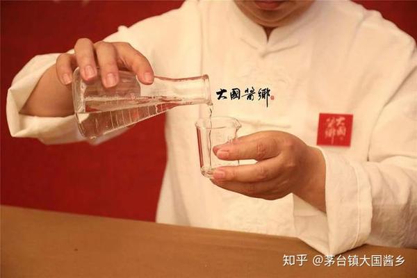 闻:以手指轻握旦形杯底,微荡酒液,让鼻子靠近杯口轻轻吸闻酒液弥漫