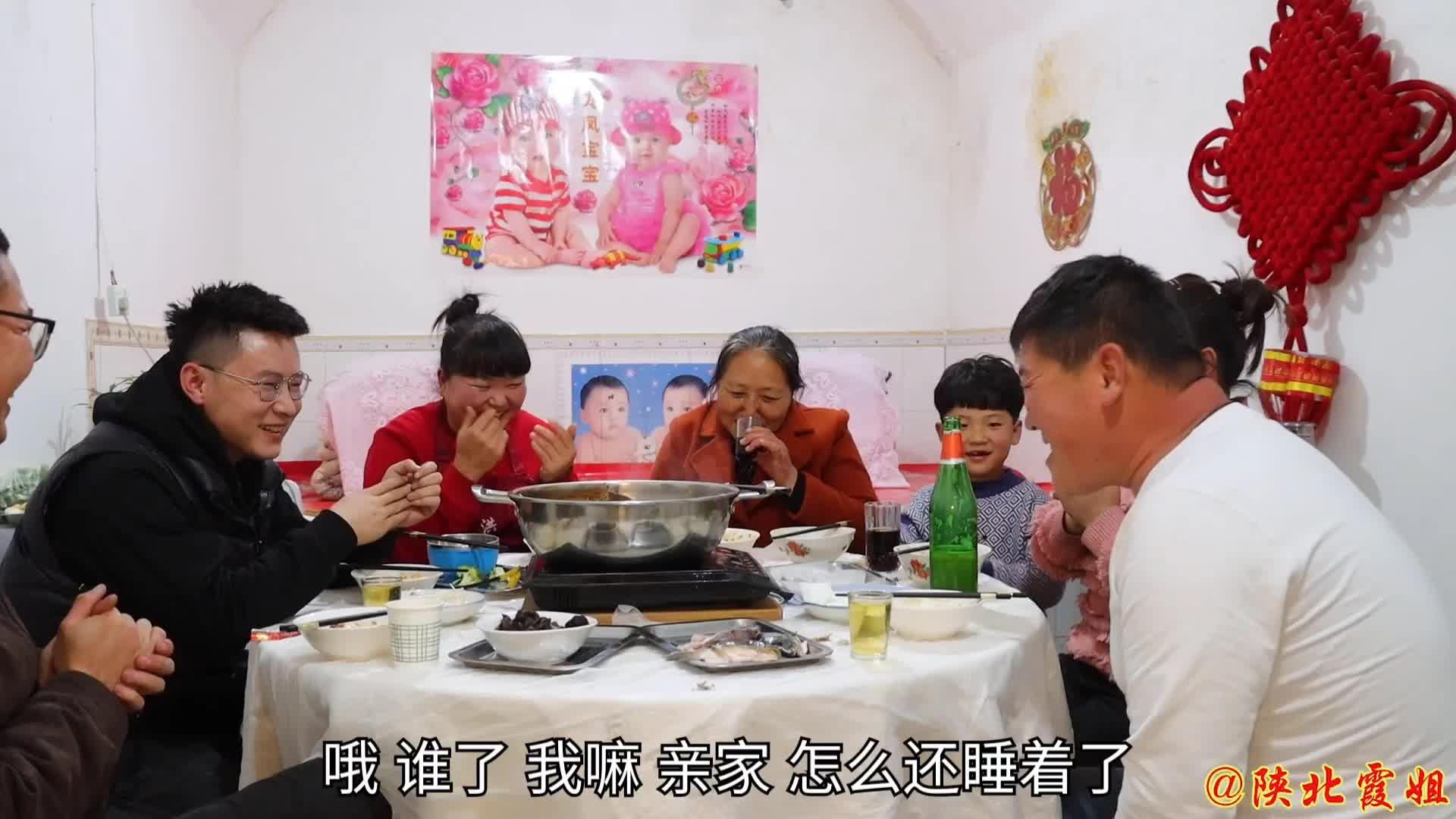 农村84老人去山里看弟弟霞姐做了一桌饭菜让爷爷们品尝真暖心
