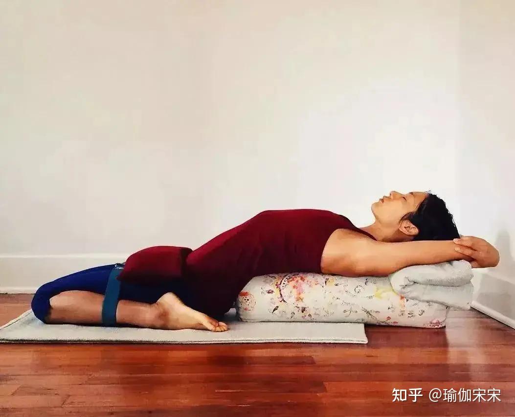 拉伸腿前外侧初学者如果做不到仰卧,可以选择坐姿膝盖并拢,脚背贴地