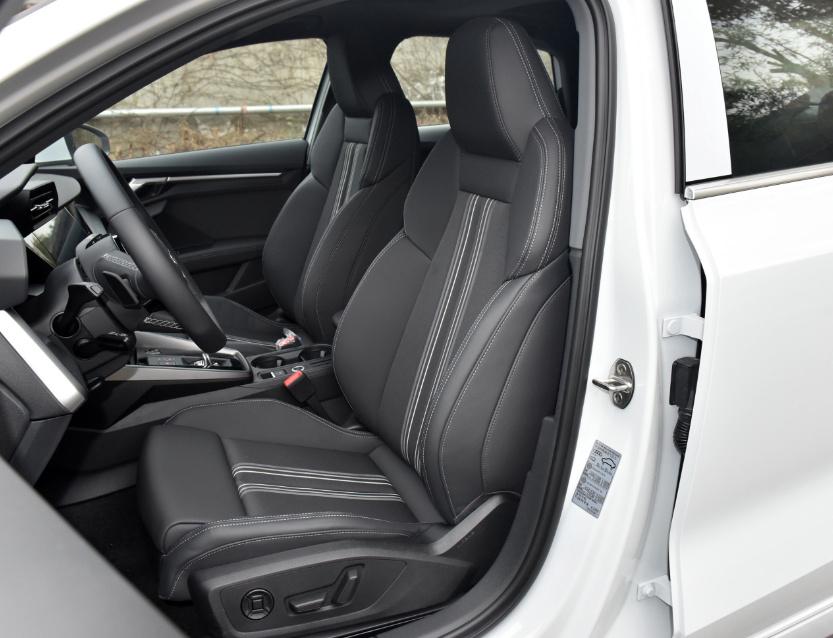 2023款奥迪a3的内饰设计同样维持原样,主要的升级体现在功能方面.