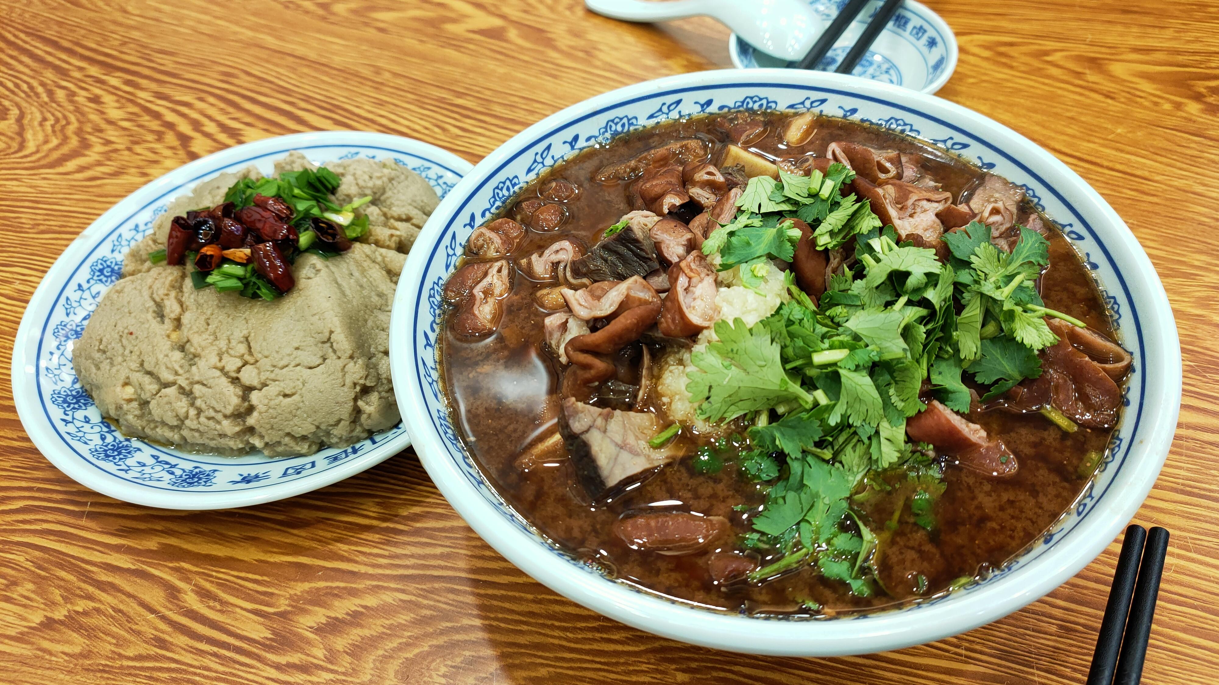 这是北京最有名的卤煮火烧?大肠小肠剁一大碗,40元一份太解馋了