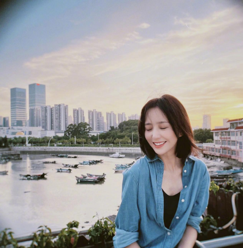 简单的服装也很完美,看佟丽娅就知道 - 知乎