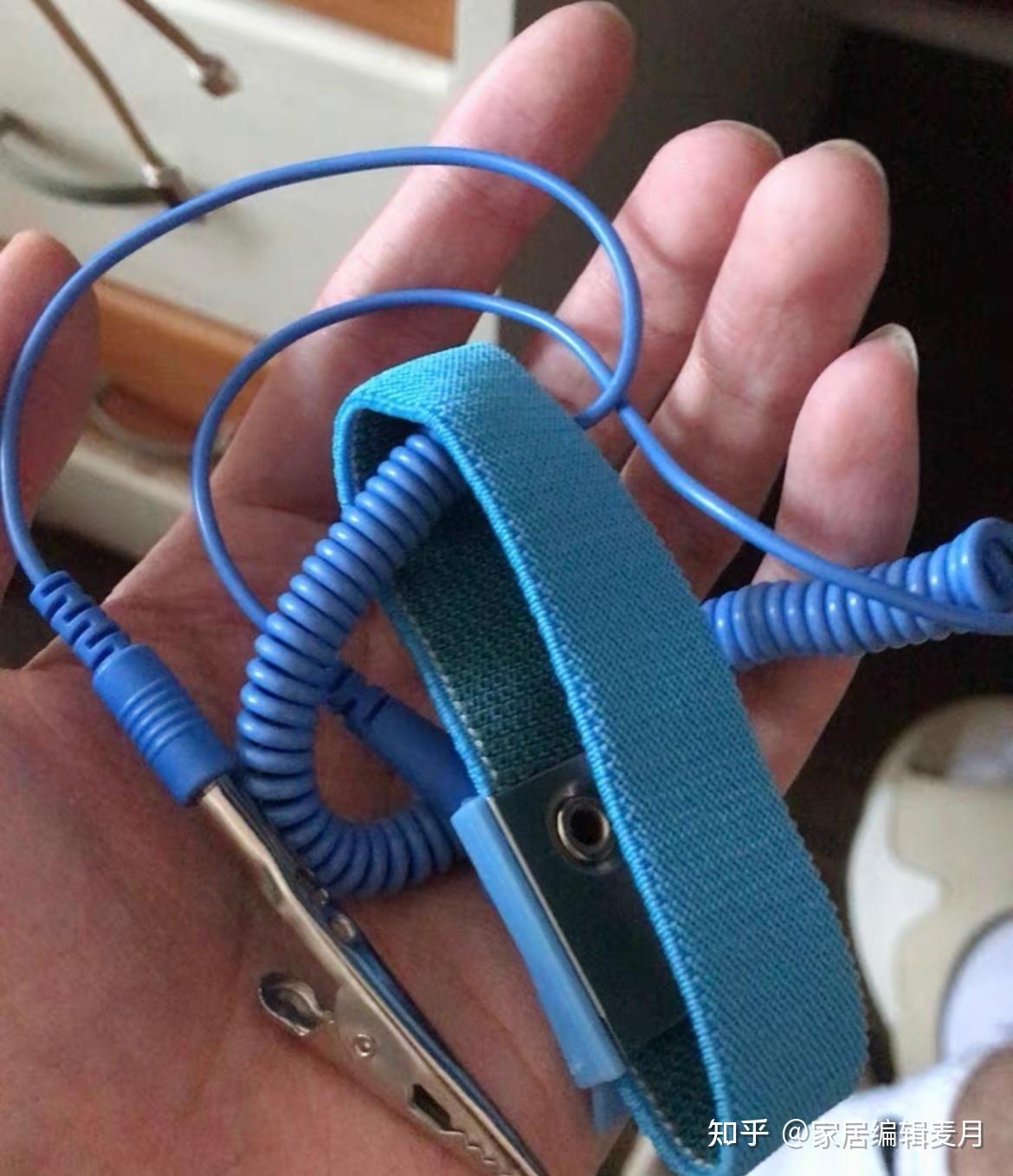 防静电手环,分为有线和无线两种:有线手环,就是手上戴着手环,并接地线