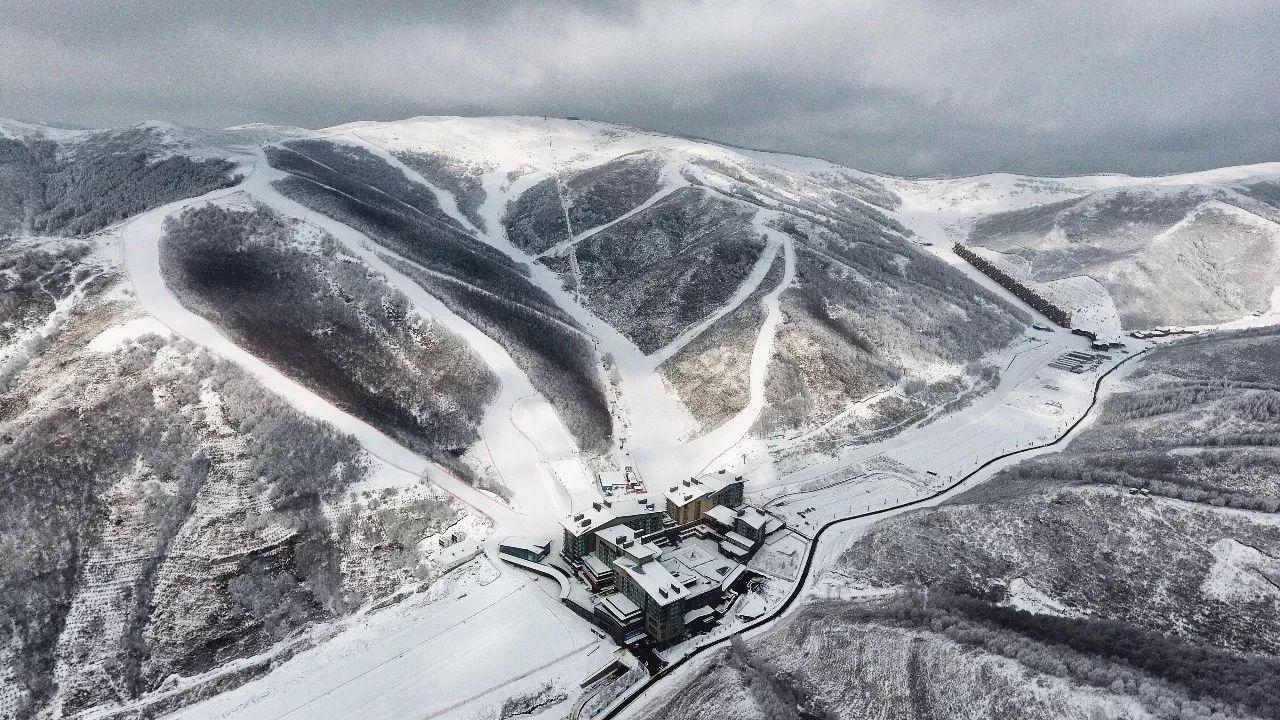 设计理念最新的滑雪场2,中高级雪道占比70%3,由于云顶滑雪场地形多变