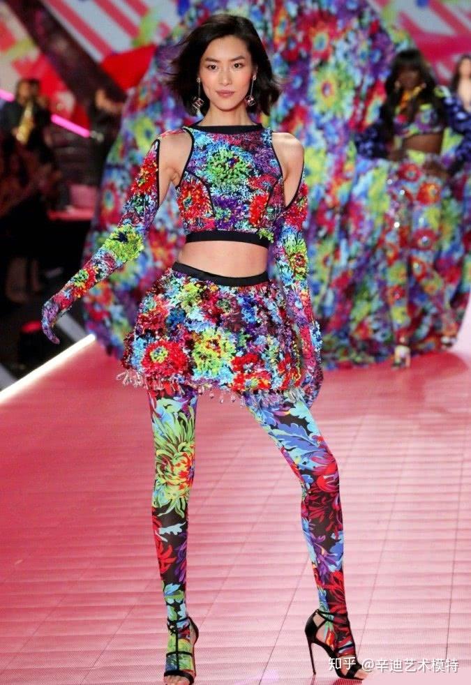 2018维密秀精彩看点不断辛迪童模带您欣赏一下