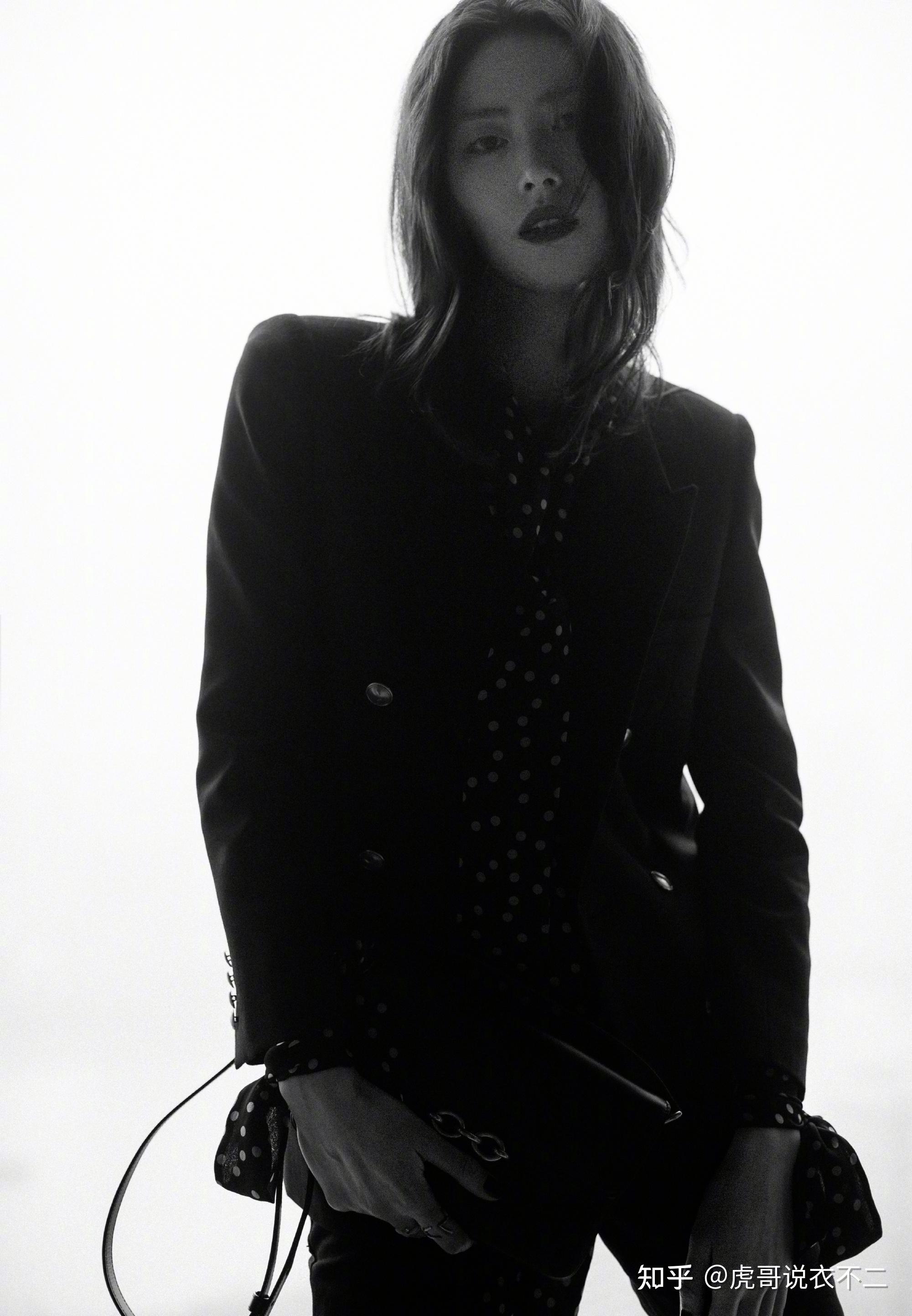 超模刘雯身材条件太优越身穿基础款黑色西装气场好强大