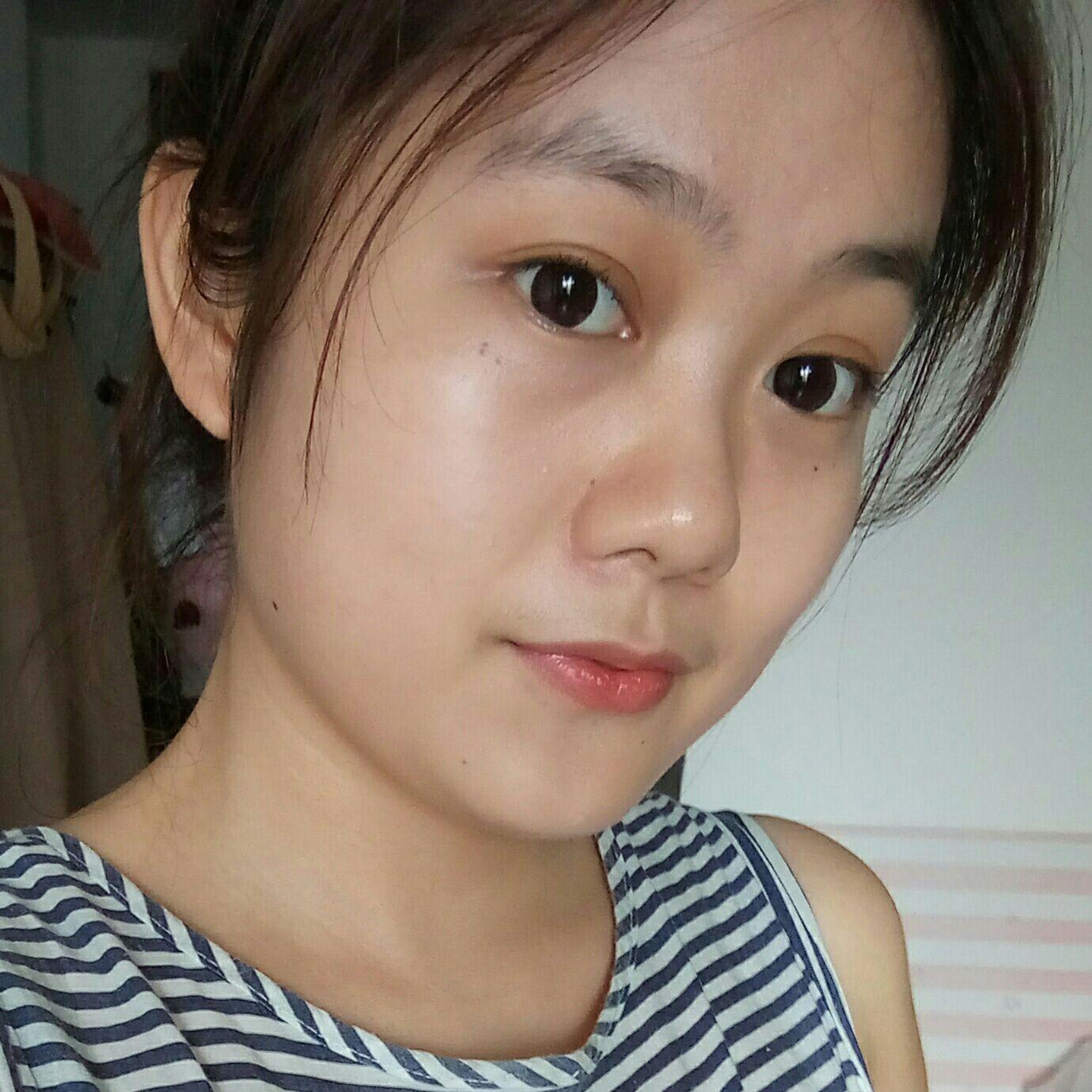 鼻子大而塌的漂亮女孩子,有谁可以来个例子么