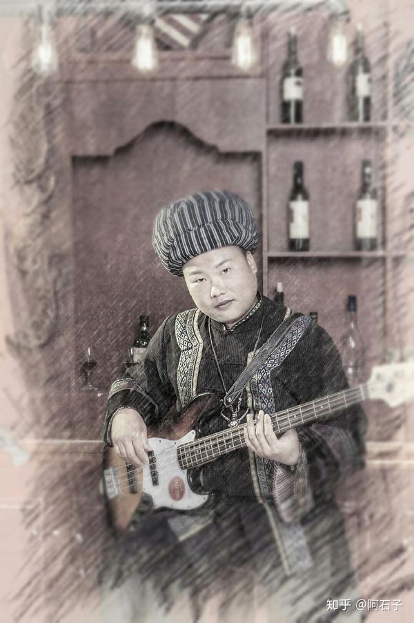 词曲 现担任"阿雄部落"贝斯手兼歌手 初中时代开始