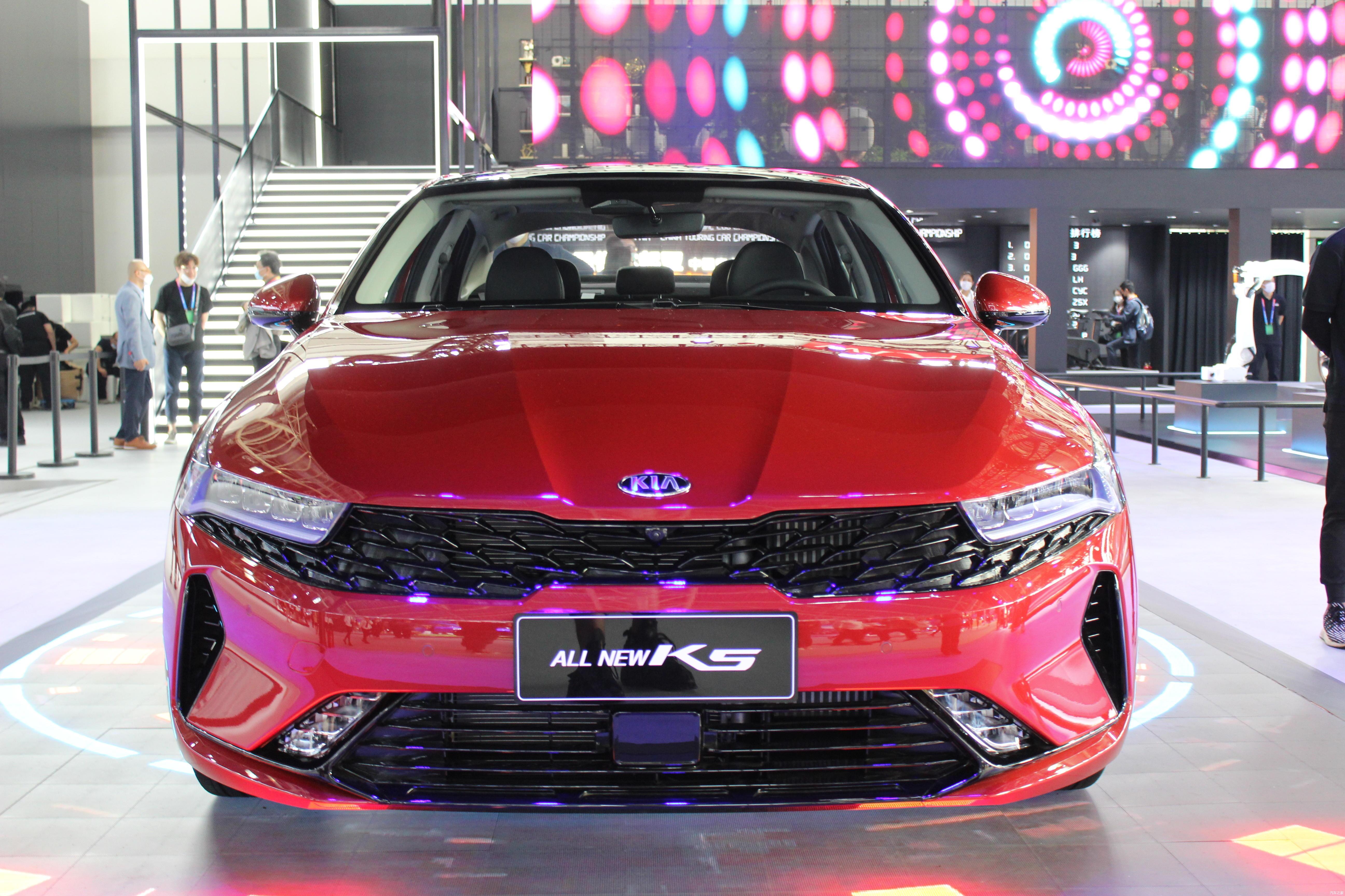 2020北京车展实拍全新起亚k5凯酷亮相红色内饰吸睛