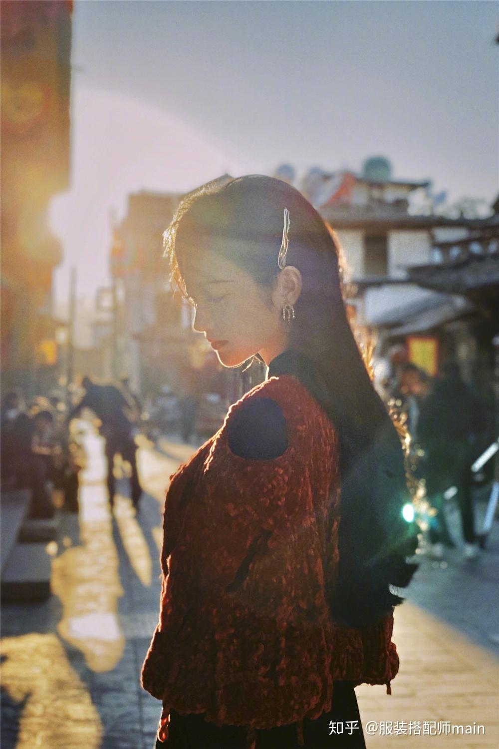 景甜逆光美照显完美侧颜,妆容精致复古,梳侧分波浪卷发气质优雅