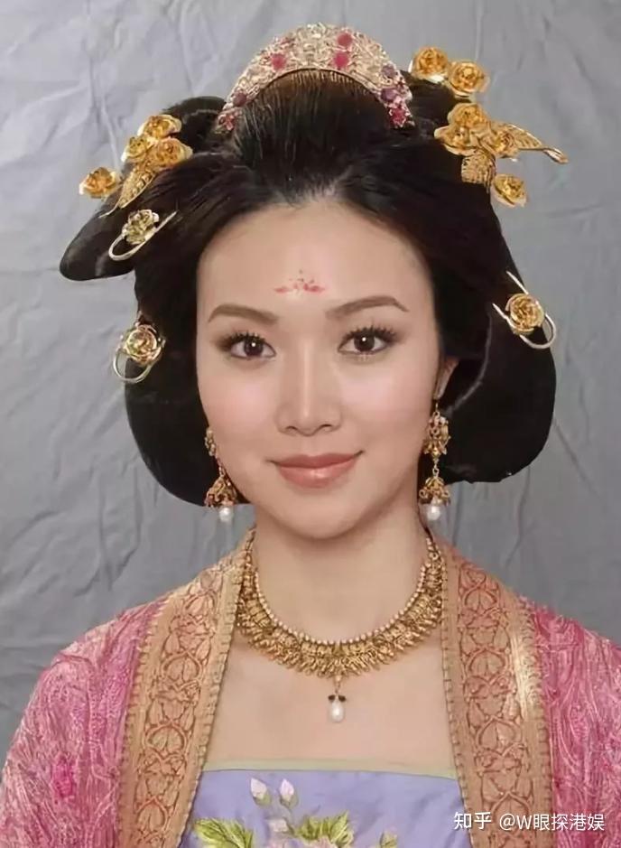 2栋豪宅,4年3子,6次抑郁……港姐当网红,她才被夸事业有成 - 知乎