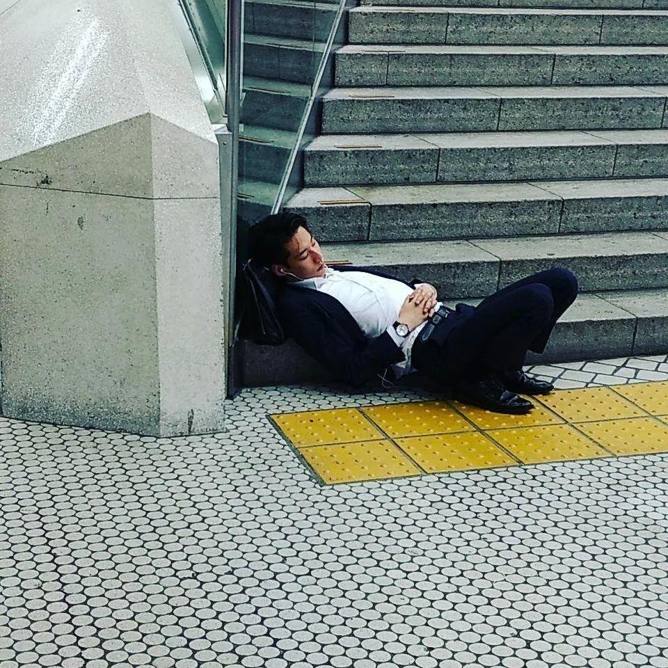 东京上班族最不为人知的一面白天光鲜亮丽晚上烂醉如泥睡街头