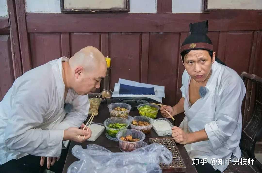 凭借精湛的演技,豁得出去的扮丑勇气,宋小宝跟着演出队辗转于吉林各大