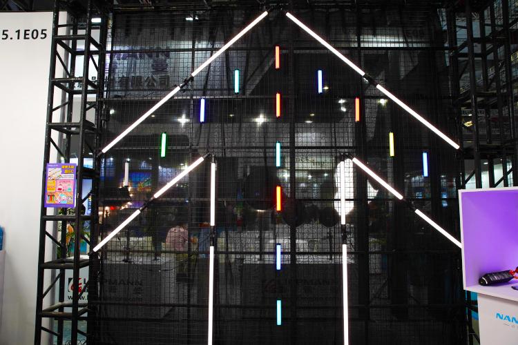 的参展观众可以更直观的感受到各式补光灯在镜头下呈现出不同的效果