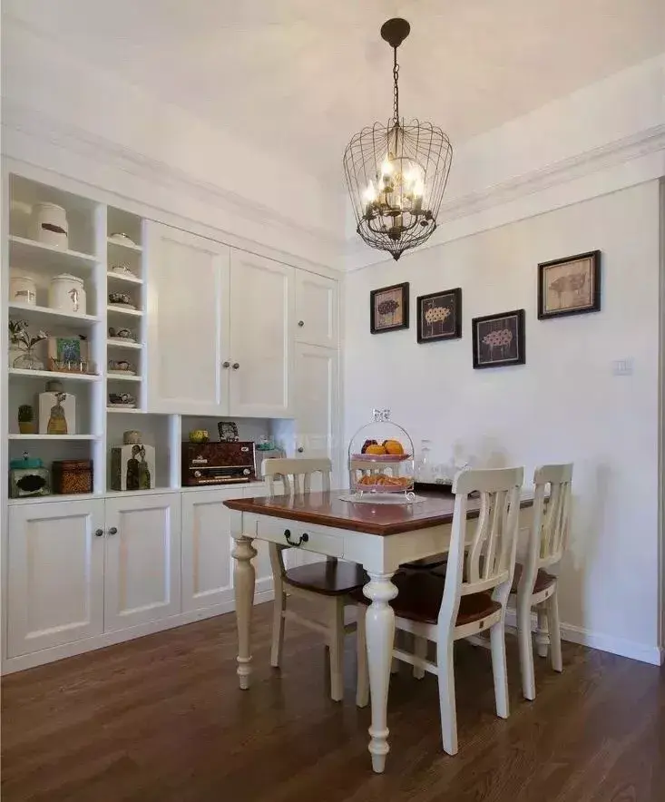 成品餐边柜想让餐厅视野更加开阔,让餐厅更显宽敞,用成品柜就能实现