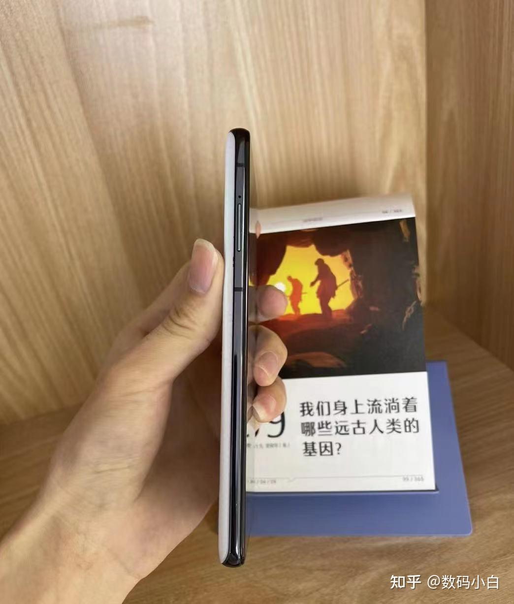 黑鲨5 pro,采用高通骁龙8 gen1处理器,并配有120w超级闪充和144hz有机