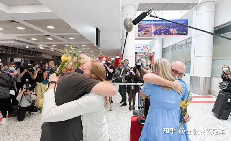 澳洲开放边境第一天:移民部长带着Vegemite去机场接人了! - 知乎