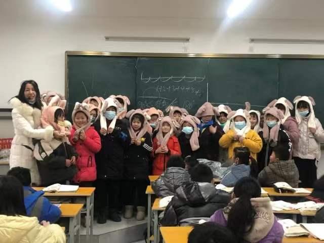 河南南阳：支教老师“三件套”温暖班里留守孩子