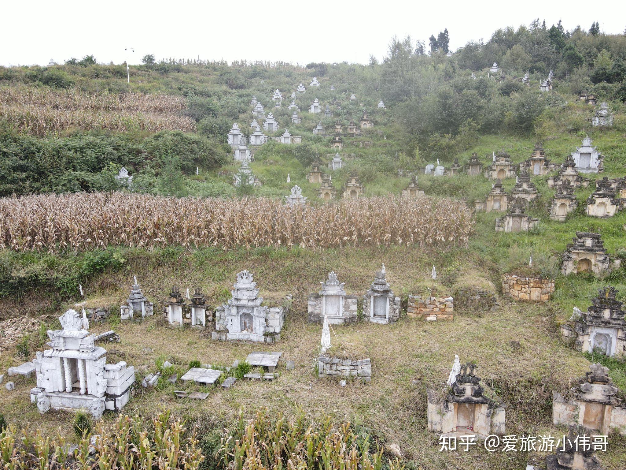 贵州大山深处发现很多墓葬群墓葬群的周围24个天眼看护