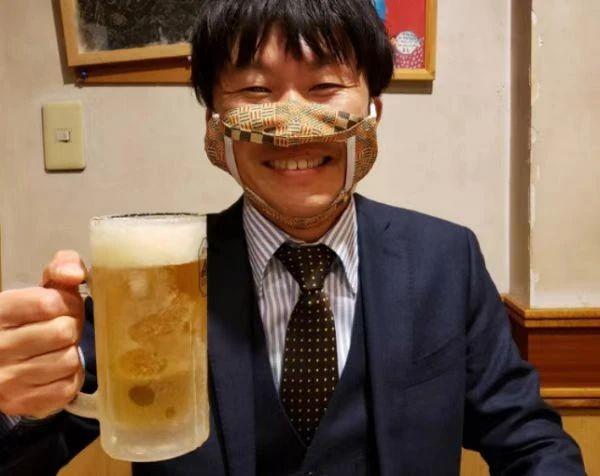 吃饭的时候,请把口罩戴上.