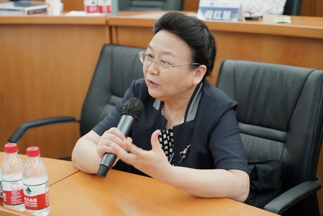 清华大学经管学院经济学刘玲玲教授在点评中指出,企业家们的建设性