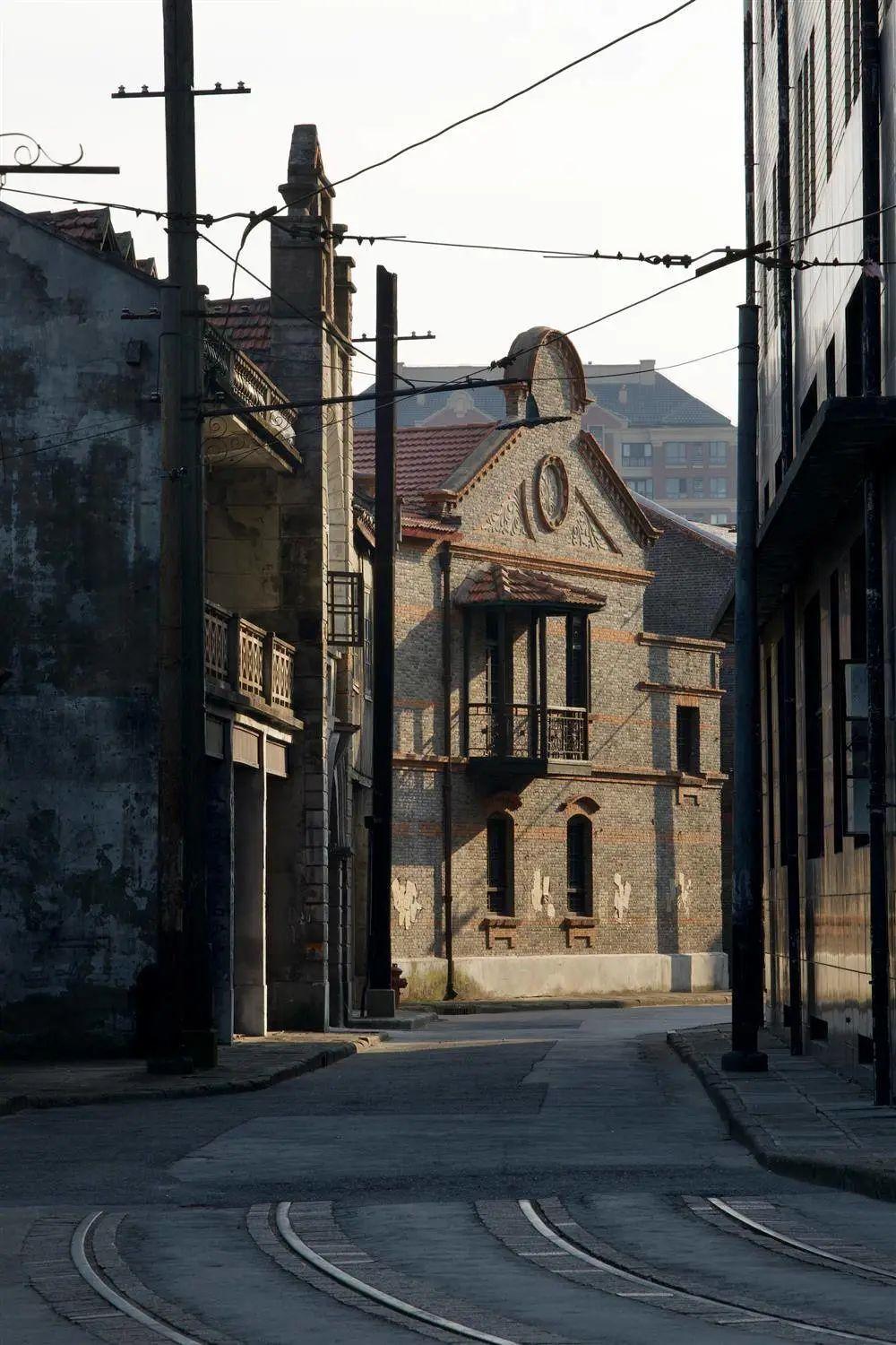 《1921》的故事背景在1921年的上海,当时的上海和现在的显然面貌完全