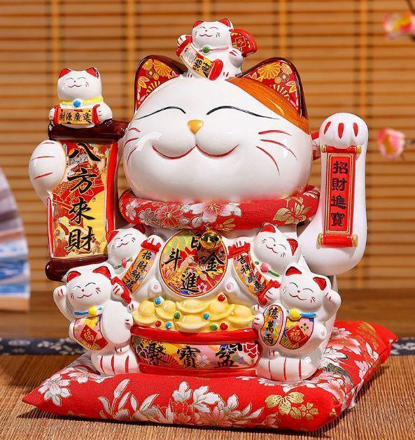 招财猫以笑脸迎人,猫猫面露笑容,亲昵可爱,寓意好运多多,财气满满.