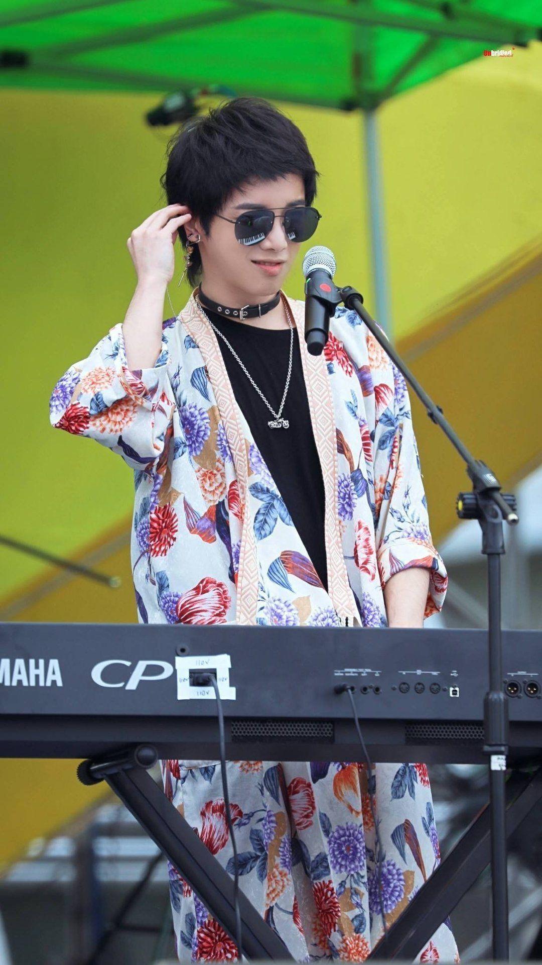 et手机里有哪几张超喜欢的华晨宇?