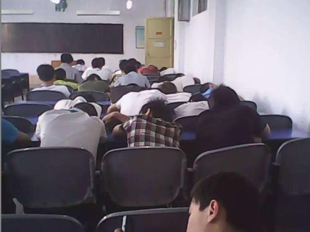 我曾经受邀去过多所大学讲座,差的大学,总有学生是在睡觉的,玩手机的