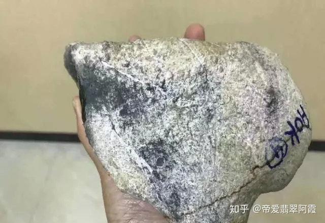 懂翡翠原石赌石各种皮壳和它们各场口特征让你瞬间5000变五十万 - 知乎