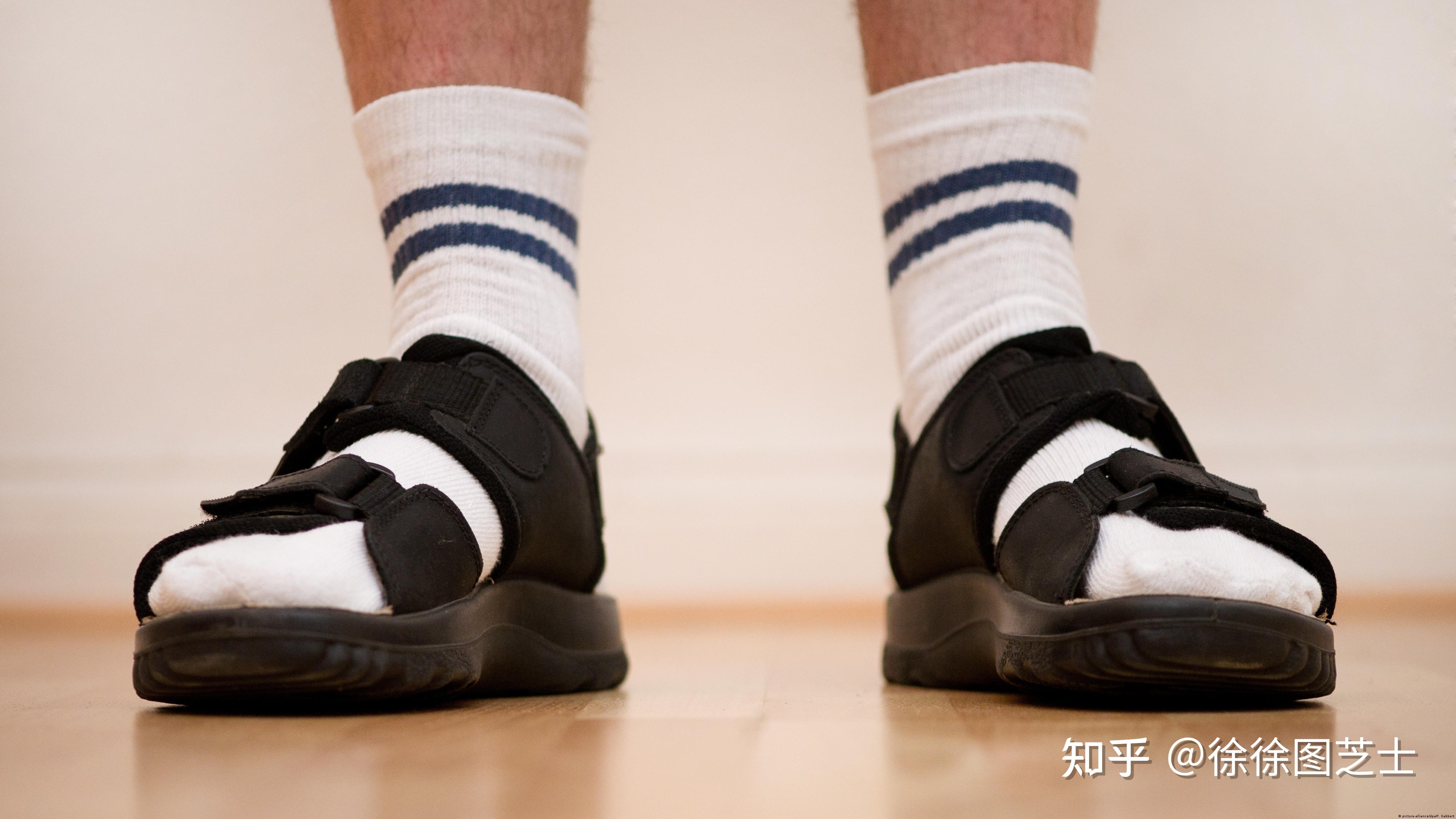 9. 涼鞋白襪:die deutschen tragen in sandalen socken