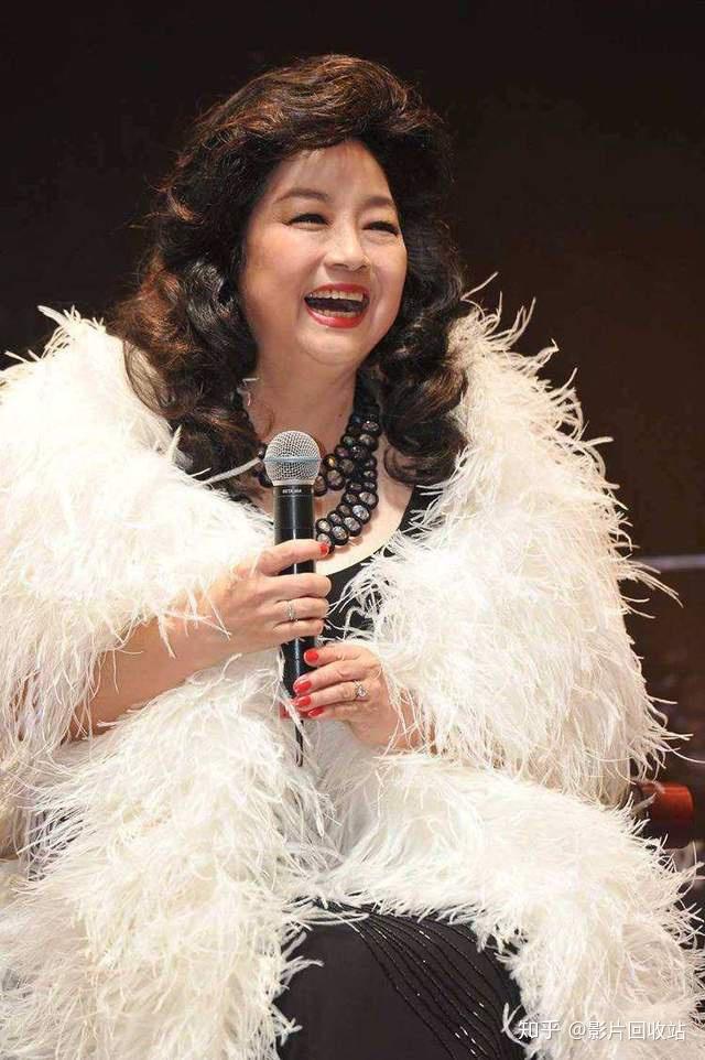 徐小凤在香港的地位比邓丽君还高曾受周润发刘德华等6人跪拜