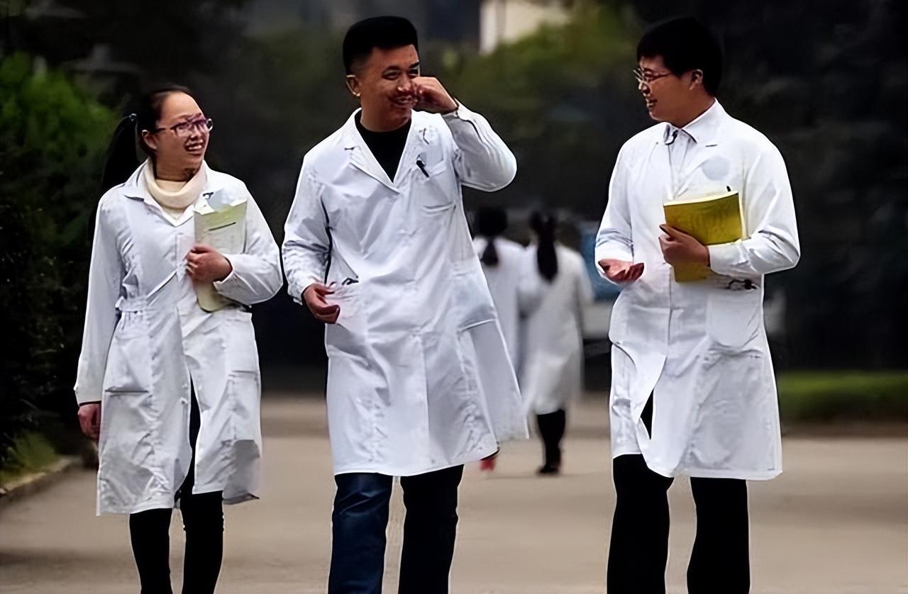 三无学生揭露背后的辛酸几十万的医学毕业生纷纷忙着转行