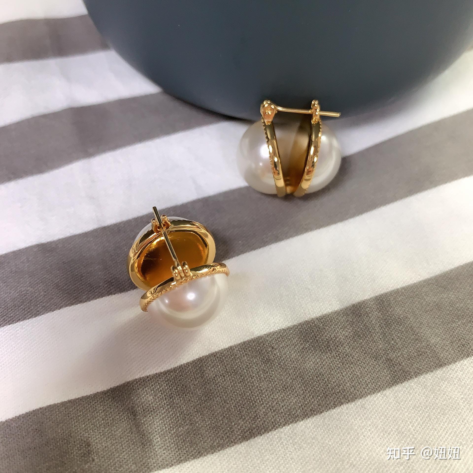 celine的耳环绝对是经久不衰的经典款开口半包珍珠耳环