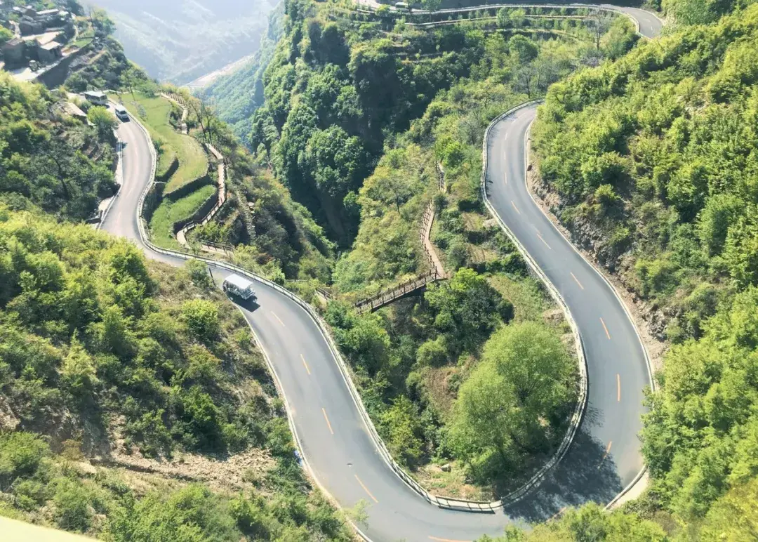 太行山大峡谷在景区内设置了跨越十八盘,攀登五指峰,勇闯桃花谷,飞跃