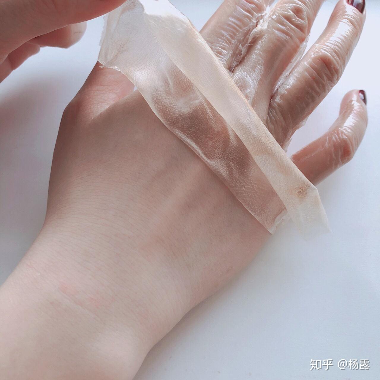 敷手膜敷完手蜡之后,一定要敷一下手膜,手膜中含有烟酰胺,可以起到
