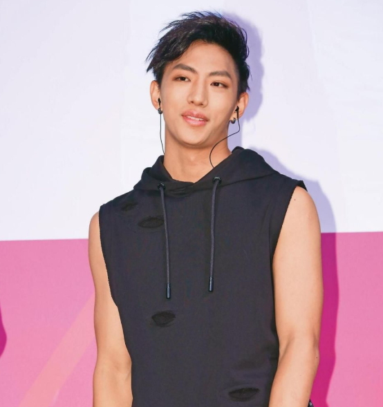 初哆咪之小林依晨明杰当街亲昵搂抱安于晴