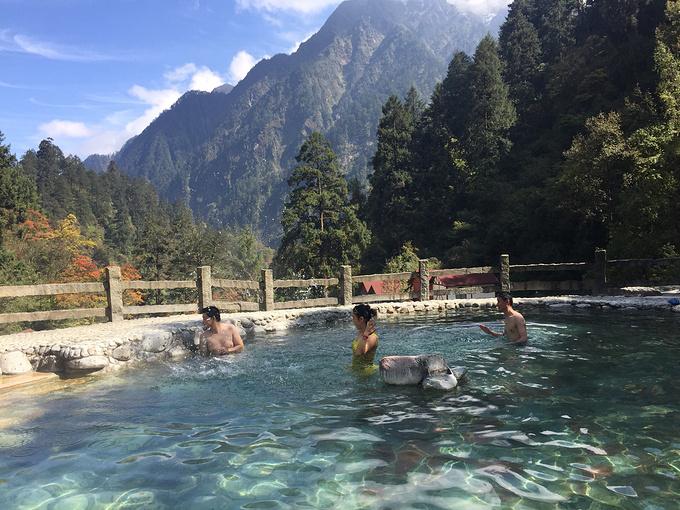 它位于县城东南3公里处的贡巴山北麓,名字叫做茹布查卡温泉,茹布查卡