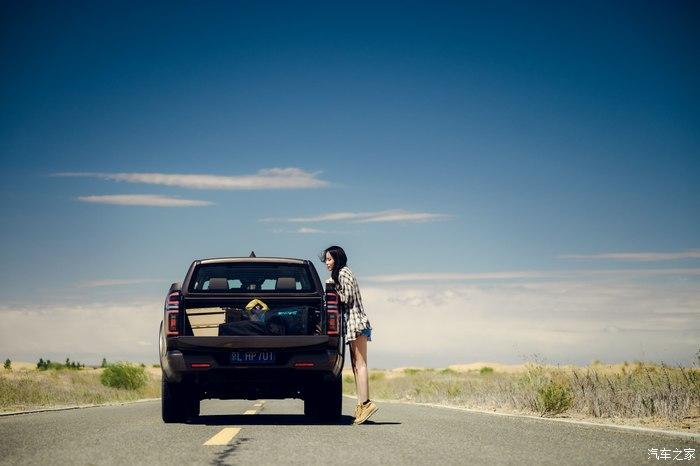 沙漠玫瑰正在开气质美女开炮勇闯库布齐滑沙越野拍大片