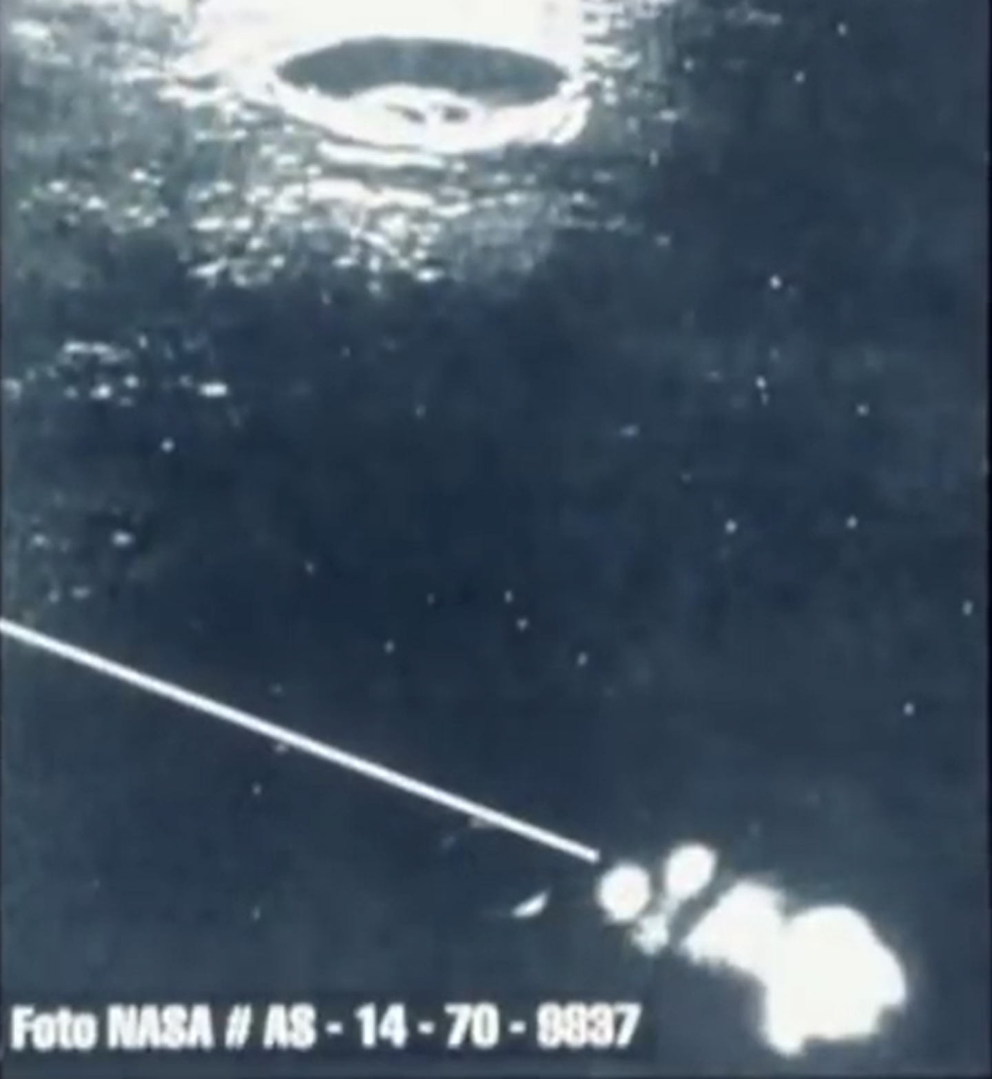 （上面是兰斯伯格陨石坑，下面则是拍摄到的 UFO，直线是人为加上去的，表示行进方向）