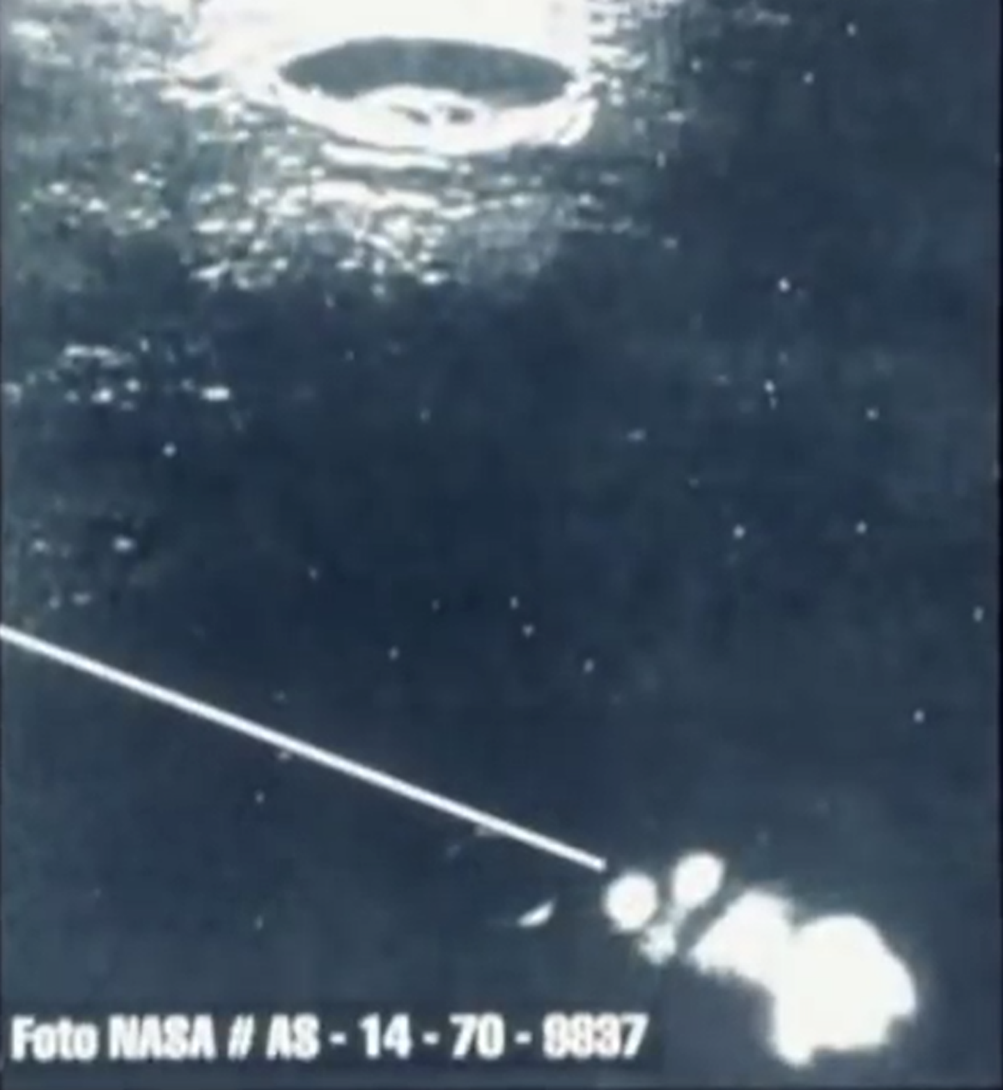 (上面是兰斯伯格陨石坑,下面则是拍摄到的 UFO,直线是人为加上去的,表示行进方向)